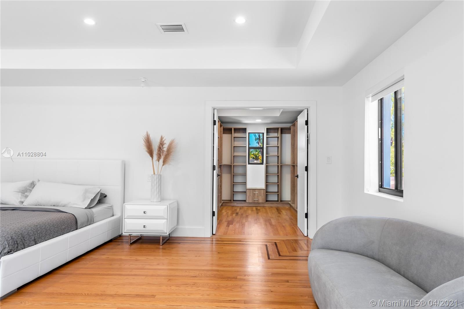 3125 Pine Tree Dr Miami Beach, FL 33140