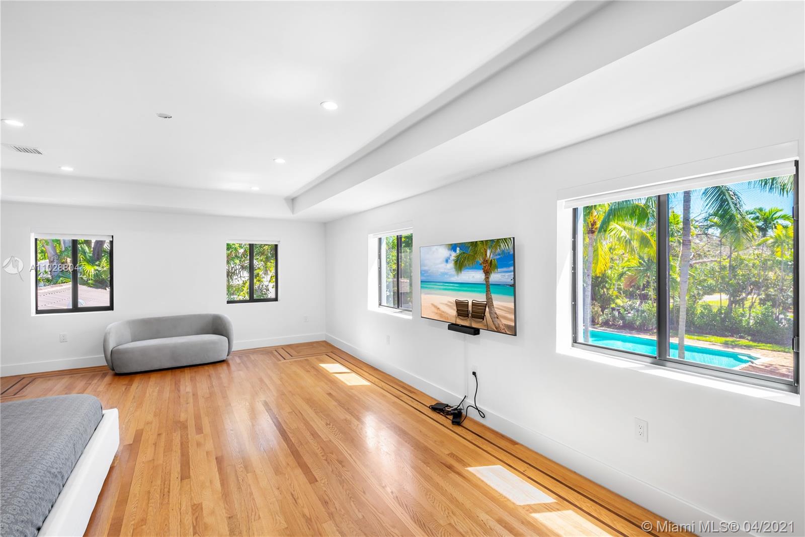 3125 Pine Tree Dr Miami Beach, FL 33140