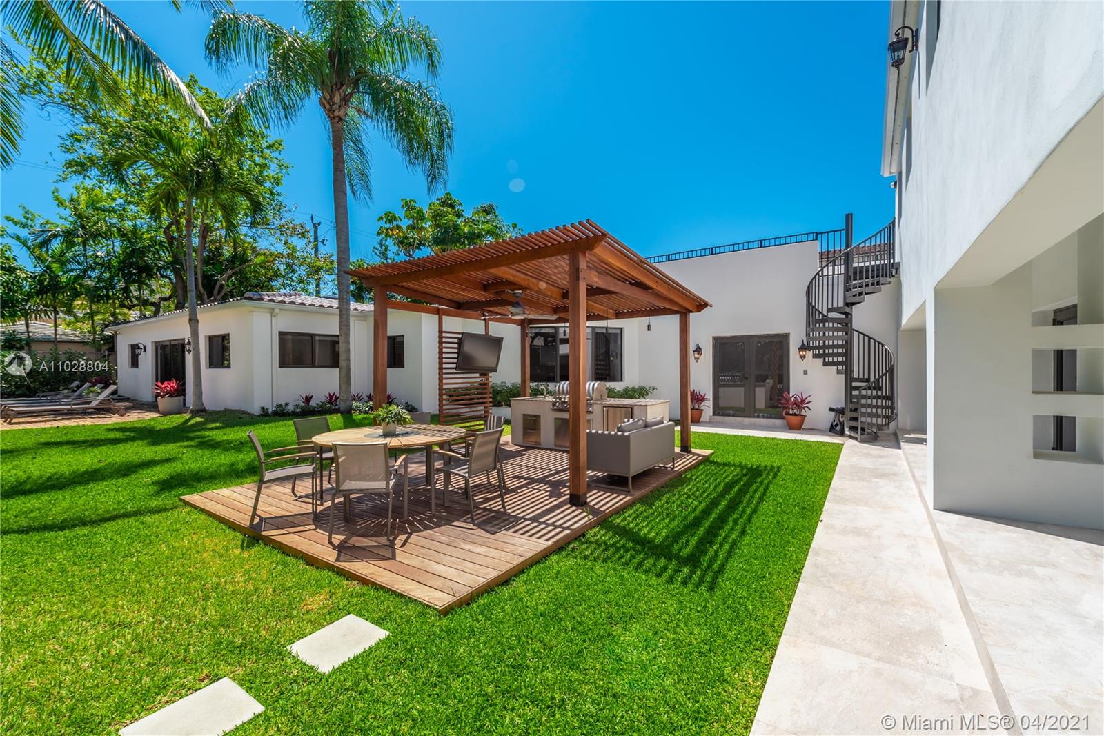 3125 Pine Tree Dr Miami Beach, FL 33140