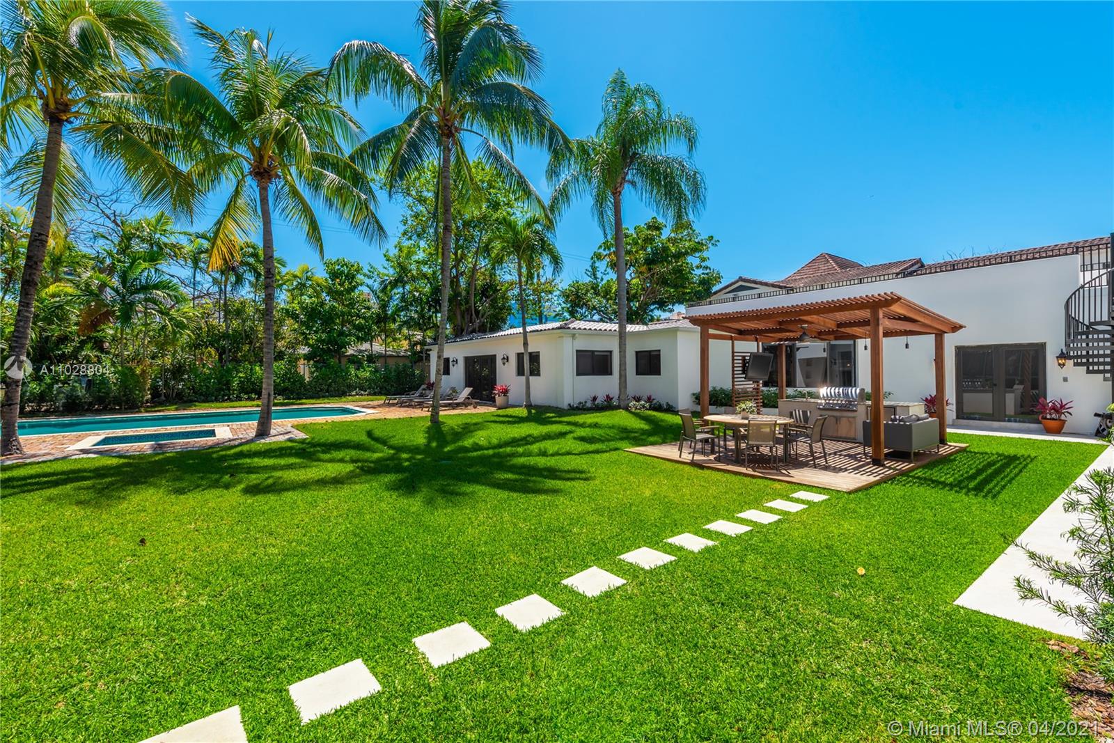 3125 Pine Tree Dr Miami Beach, FL 33140