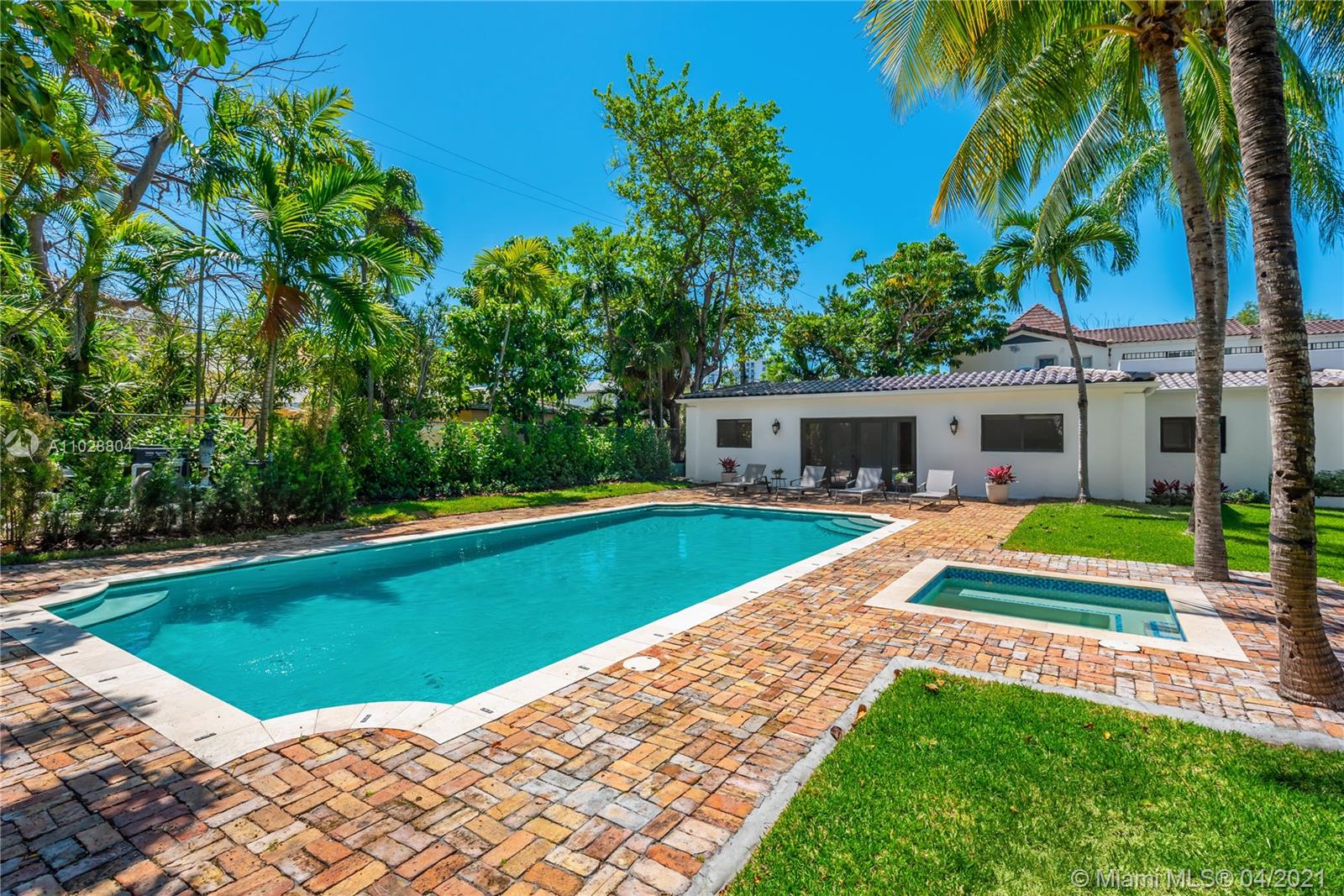 3125 Pine Tree Dr Miami Beach, FL 33140