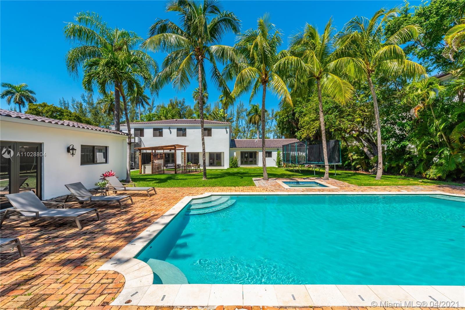 3125 Pine Tree Dr Miami Beach, FL 33140