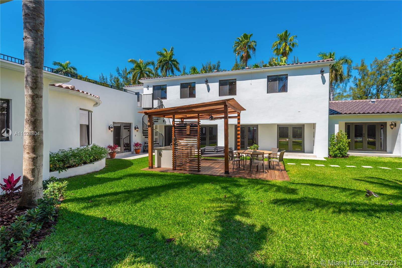 3125 Pine Tree Dr Miami Beach, FL 33140