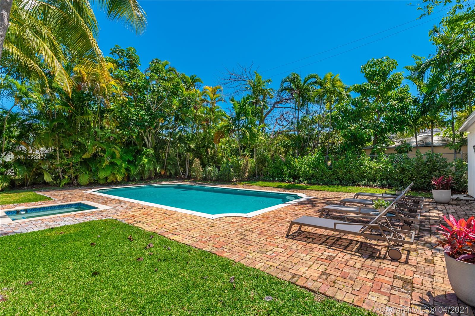 3125 Pine Tree Dr Miami Beach, FL 33140