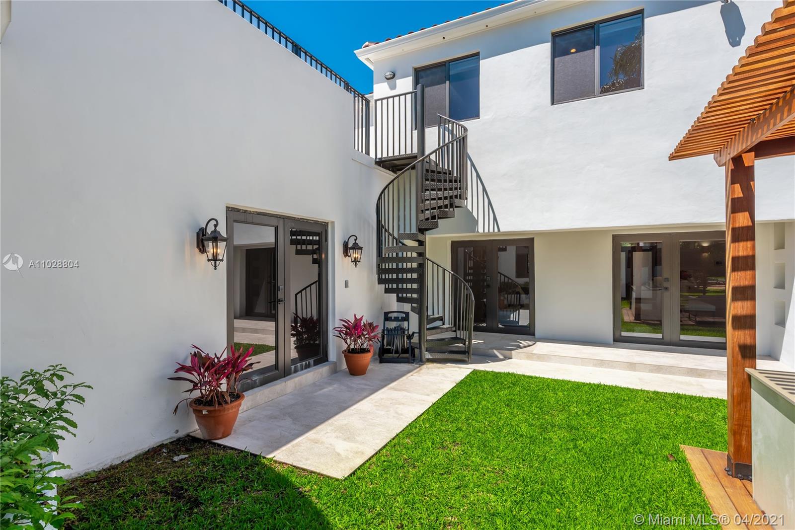 3125 Pine Tree Dr Miami Beach, FL 33140