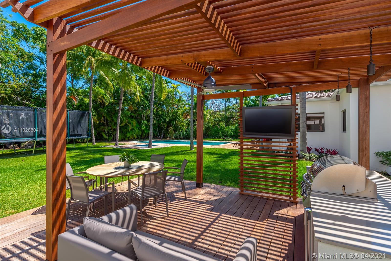 3125 Pine Tree Dr Miami Beach, FL 33140