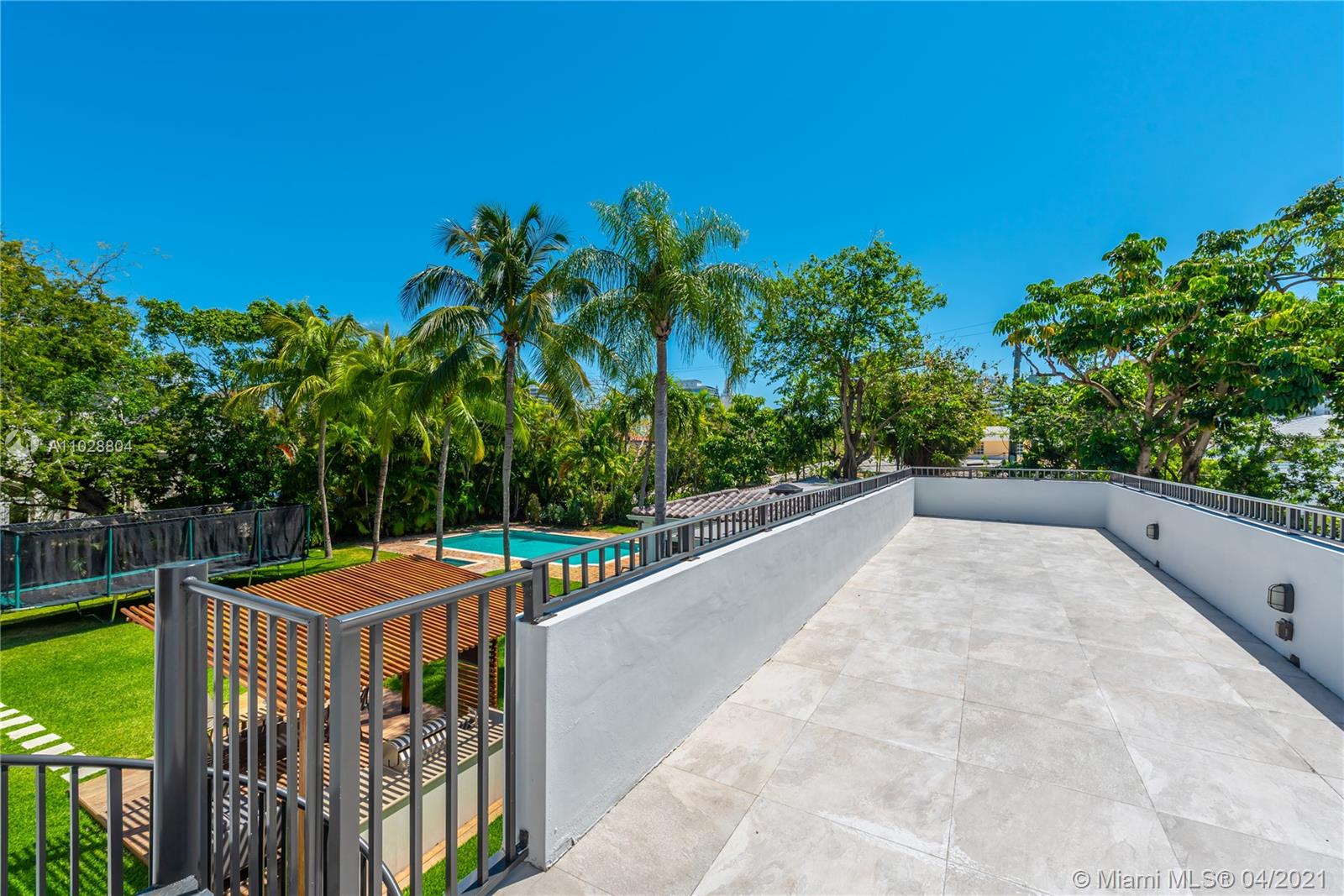 3125 Pine Tree Dr Miami Beach, FL 33140