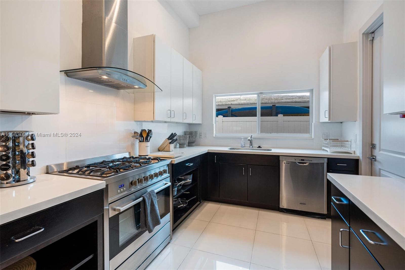 2112 NE 17th Ave Wilton Manors, FL 33305 2112 NE 17th Ave Wilton Manors, FL 33305