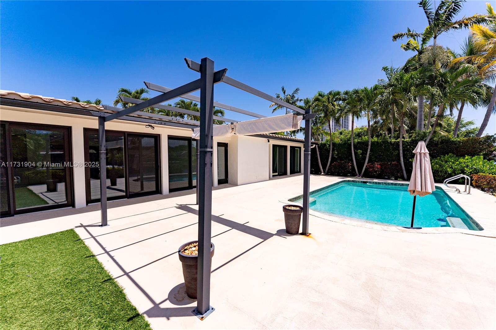 636 Hibiscus Dr Hallandale Beach, FL 33009