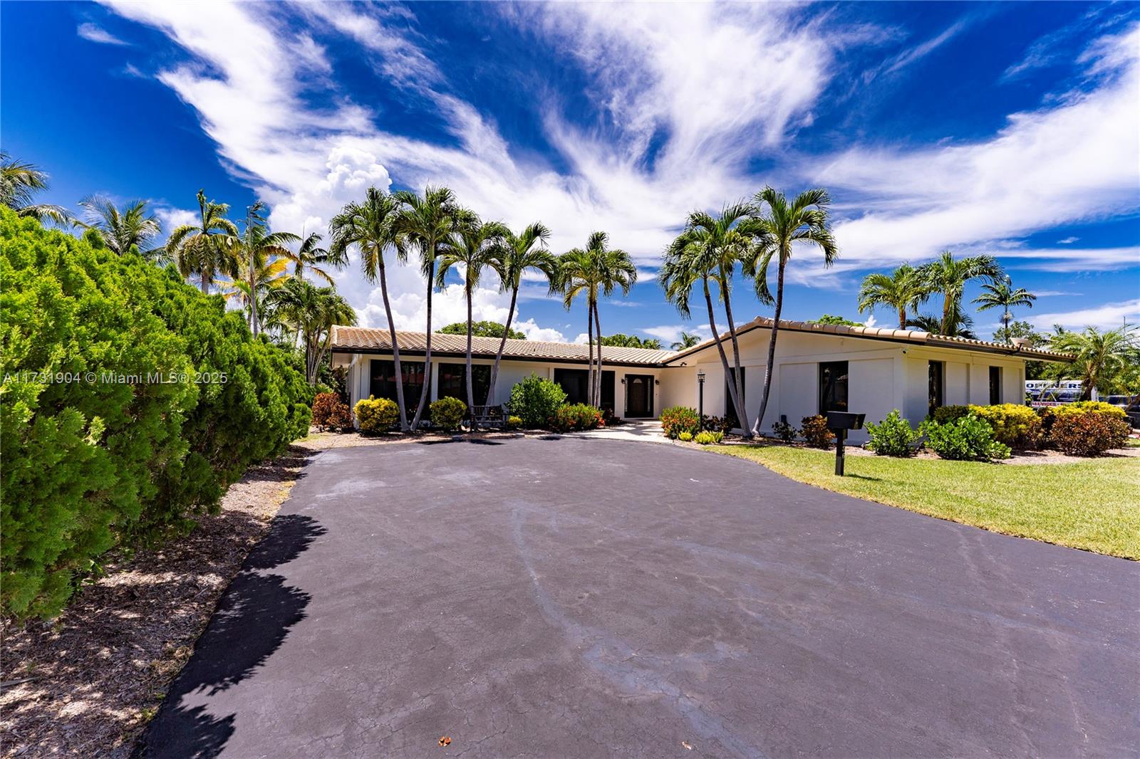 636 Hibiscus Dr Hallandale Beach, FL 33009