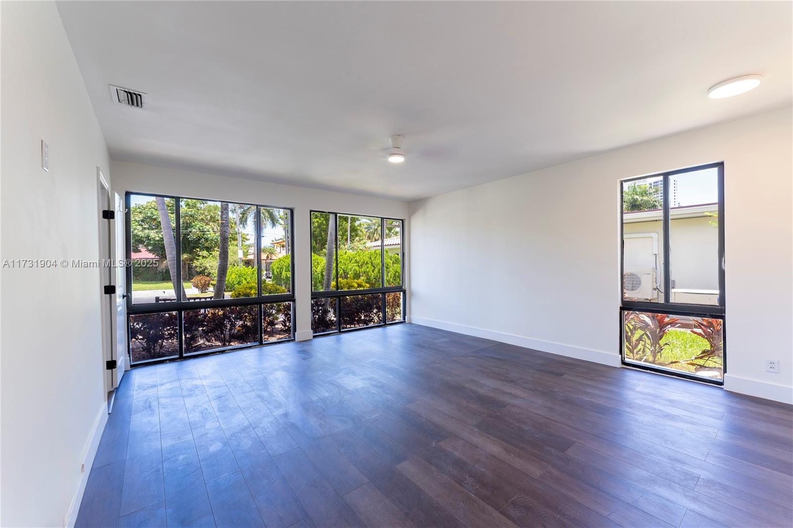 636 Hibiscus Dr Hallandale Beach, FL 33009