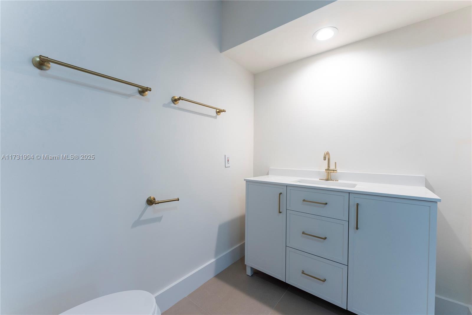 636 Hibiscus Dr Hallandale Beach, FL 33009