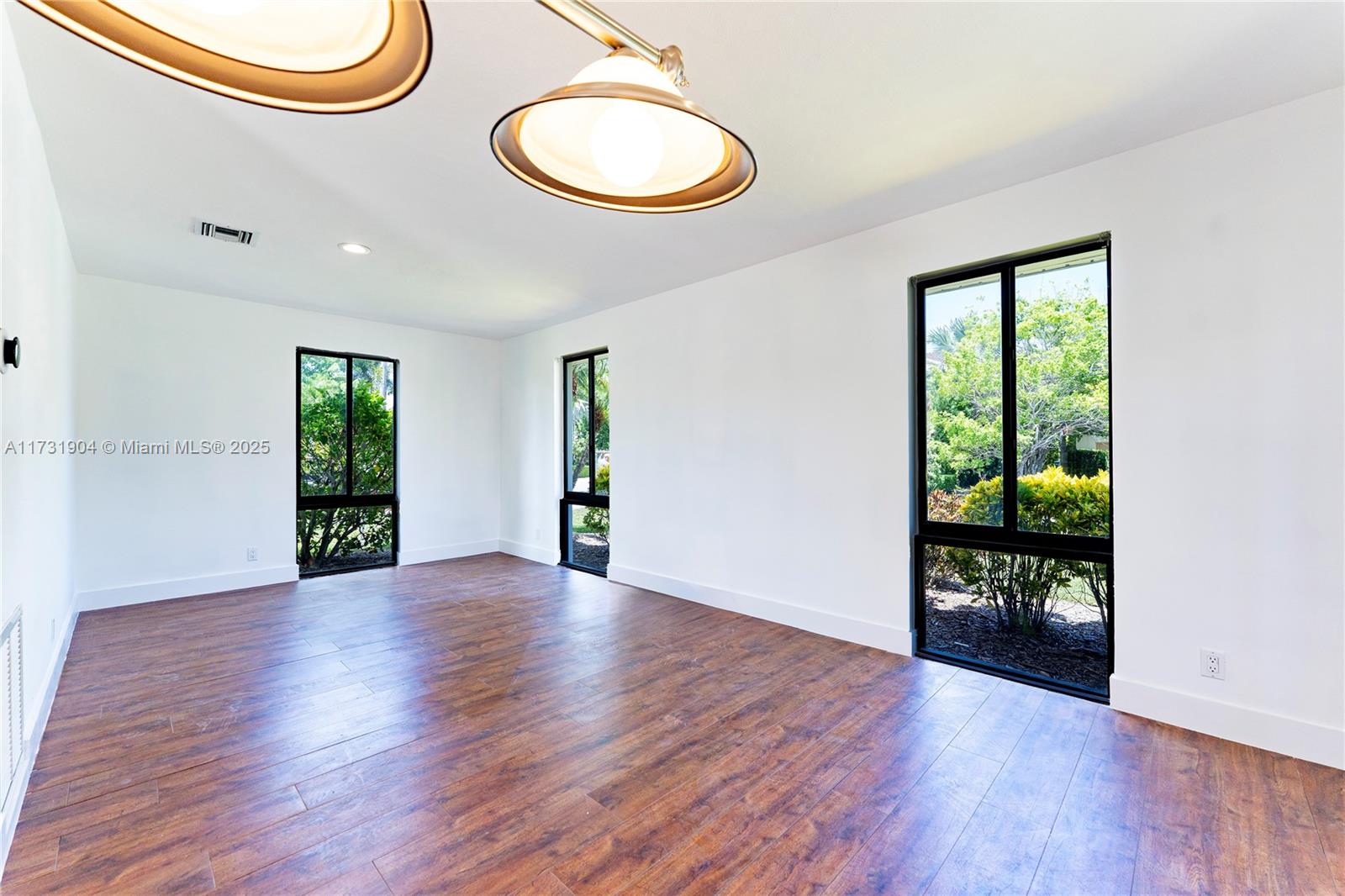 636 Hibiscus Dr Hallandale Beach, FL 33009