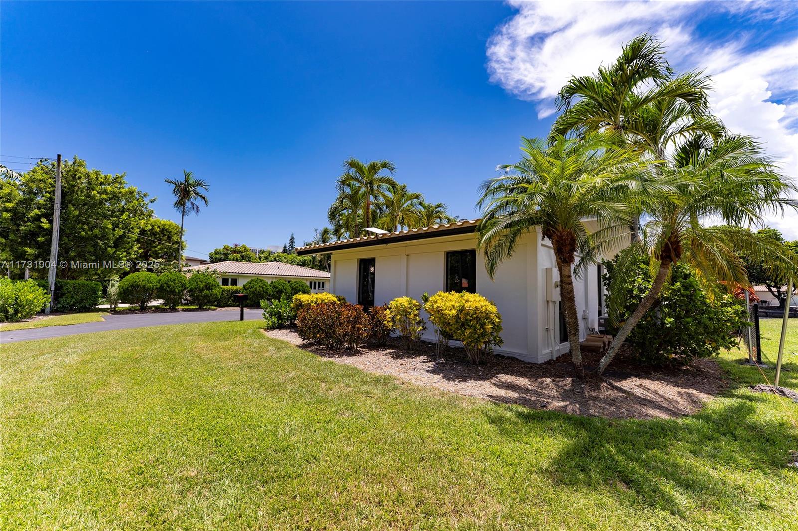 636 Hibiscus Dr Hallandale Beach, FL 33009