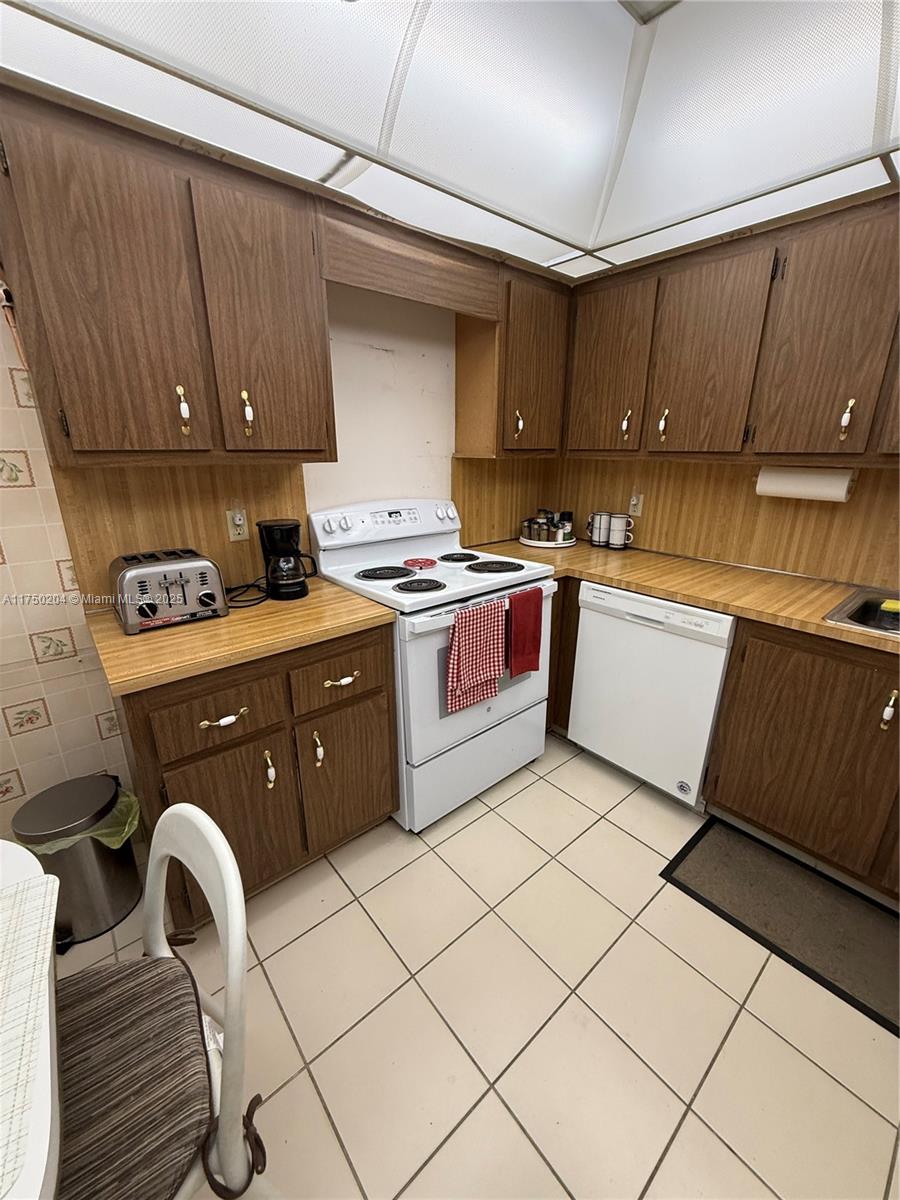 16500 Golf Clb Rd #204 Weston, FL 33326