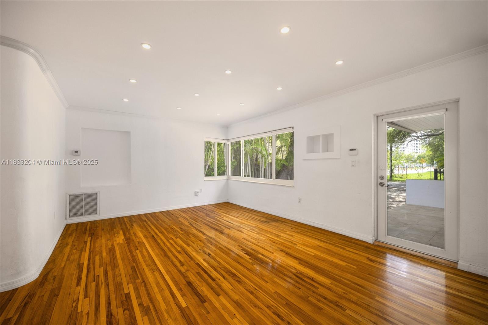 4050 Loquat Ave Coconut Grove, FL 33133