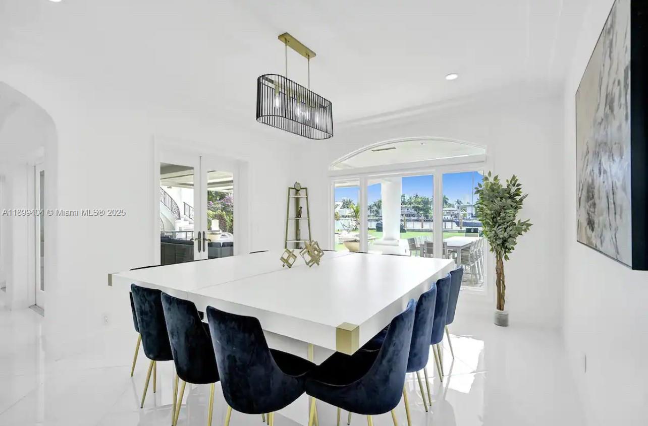 929 N Southlake Dr Hollywood, FL 33019