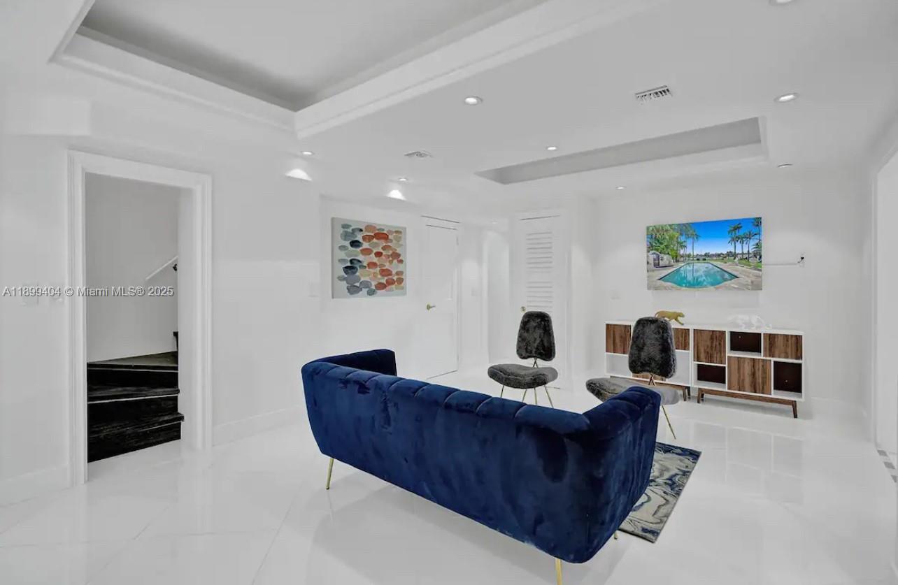 929 N Southlake Dr Hollywood, FL 33019