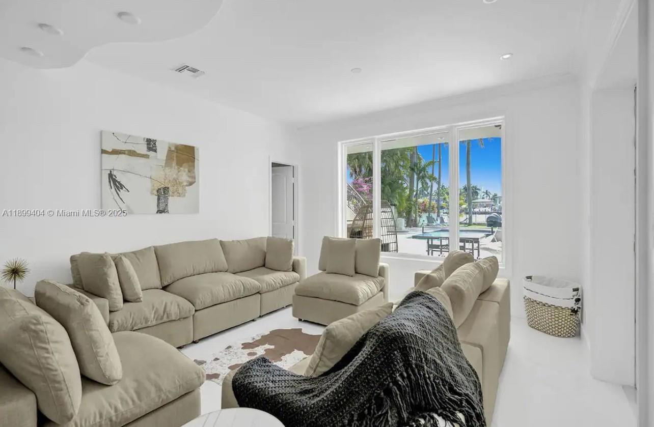 929 N Southlake Dr Hollywood, FL 33019