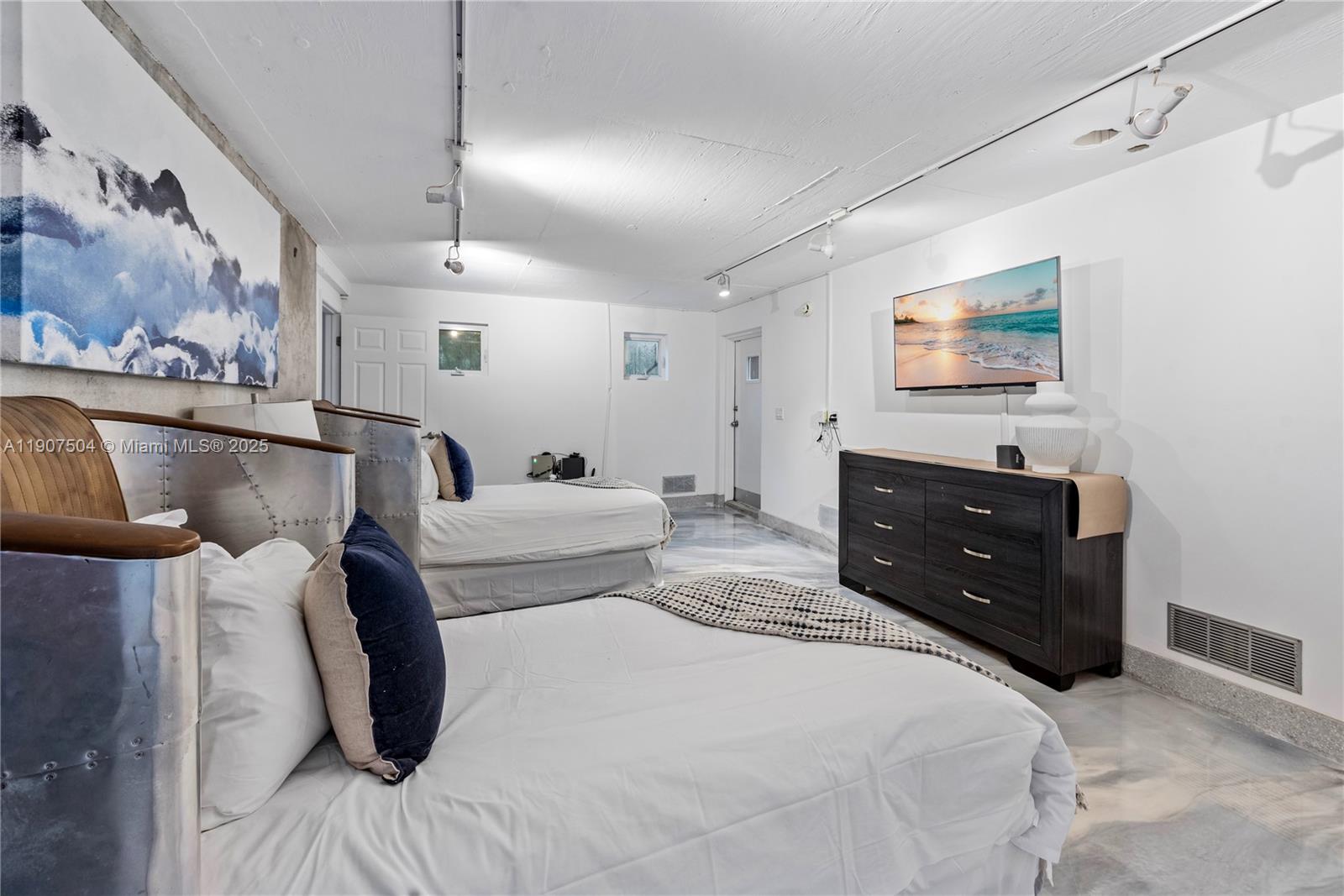 1606 S Bayshore Dr #- Miami, FL 33133