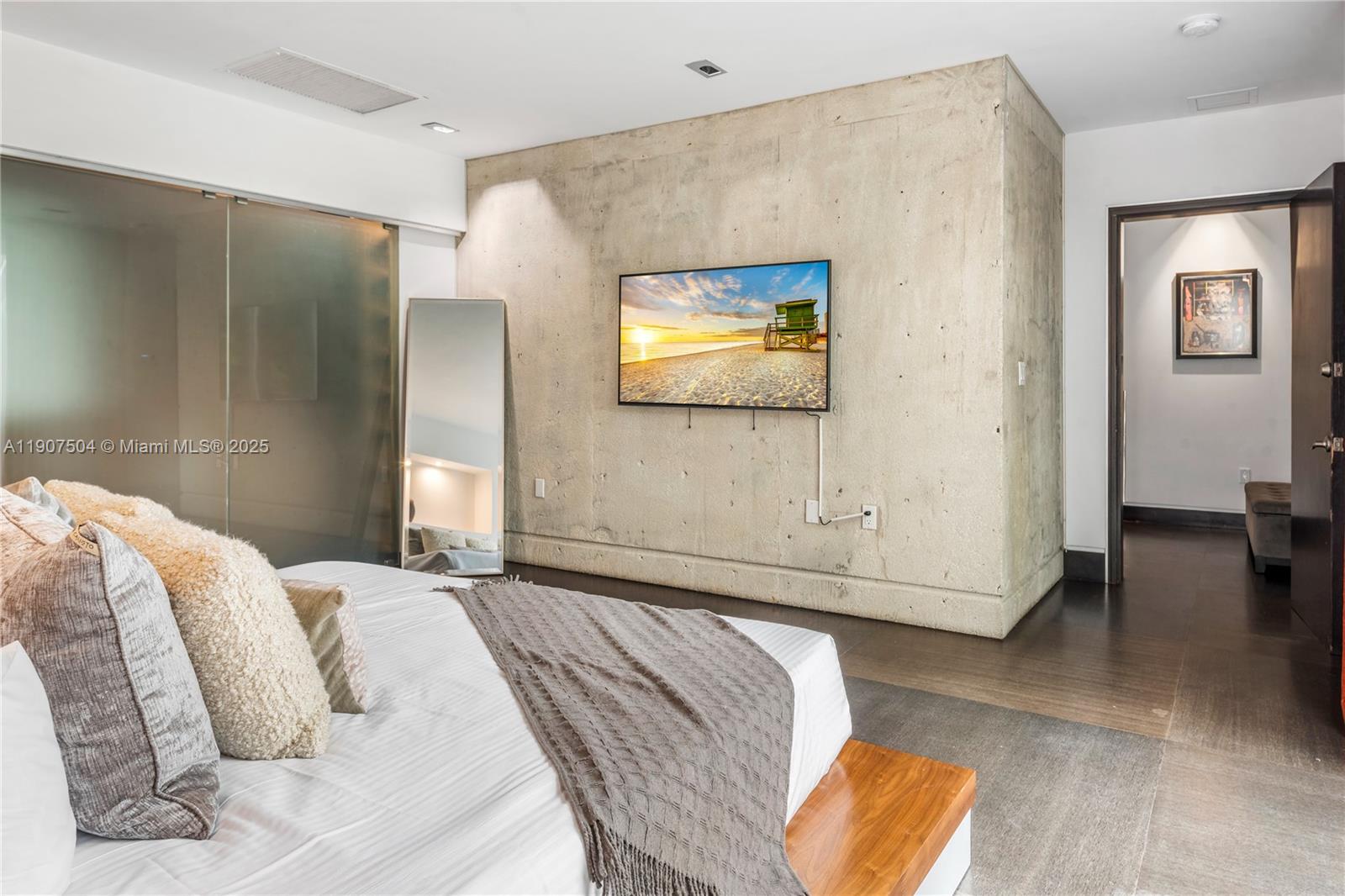 1606 S Bayshore Dr #- Miami, FL 33133