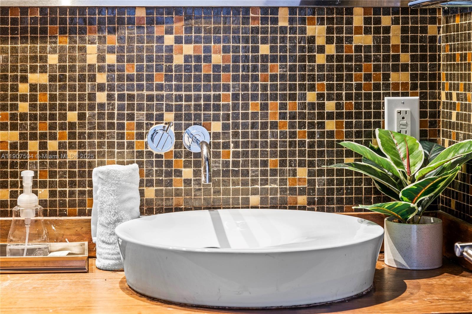 1606 S Bayshore Dr #- Miami, FL 33133