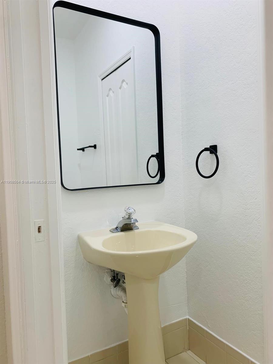 17800 NW 73rd Ave #203 Hialeah, FL 33015