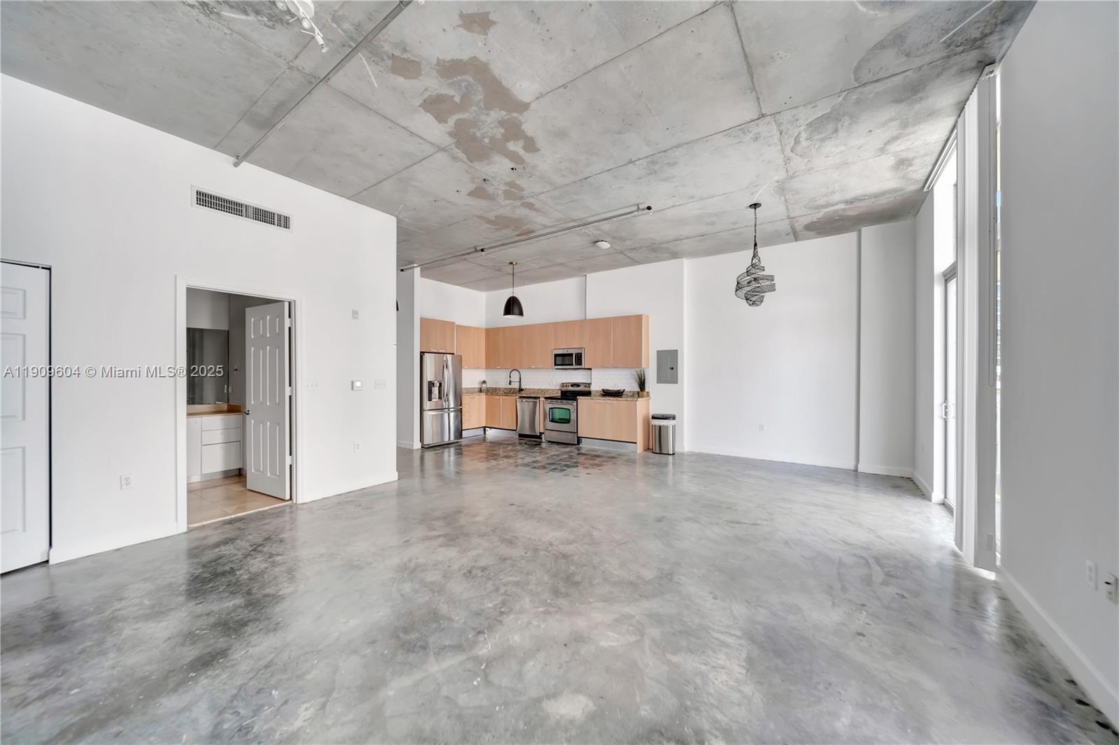 2100 Van Buren St #517