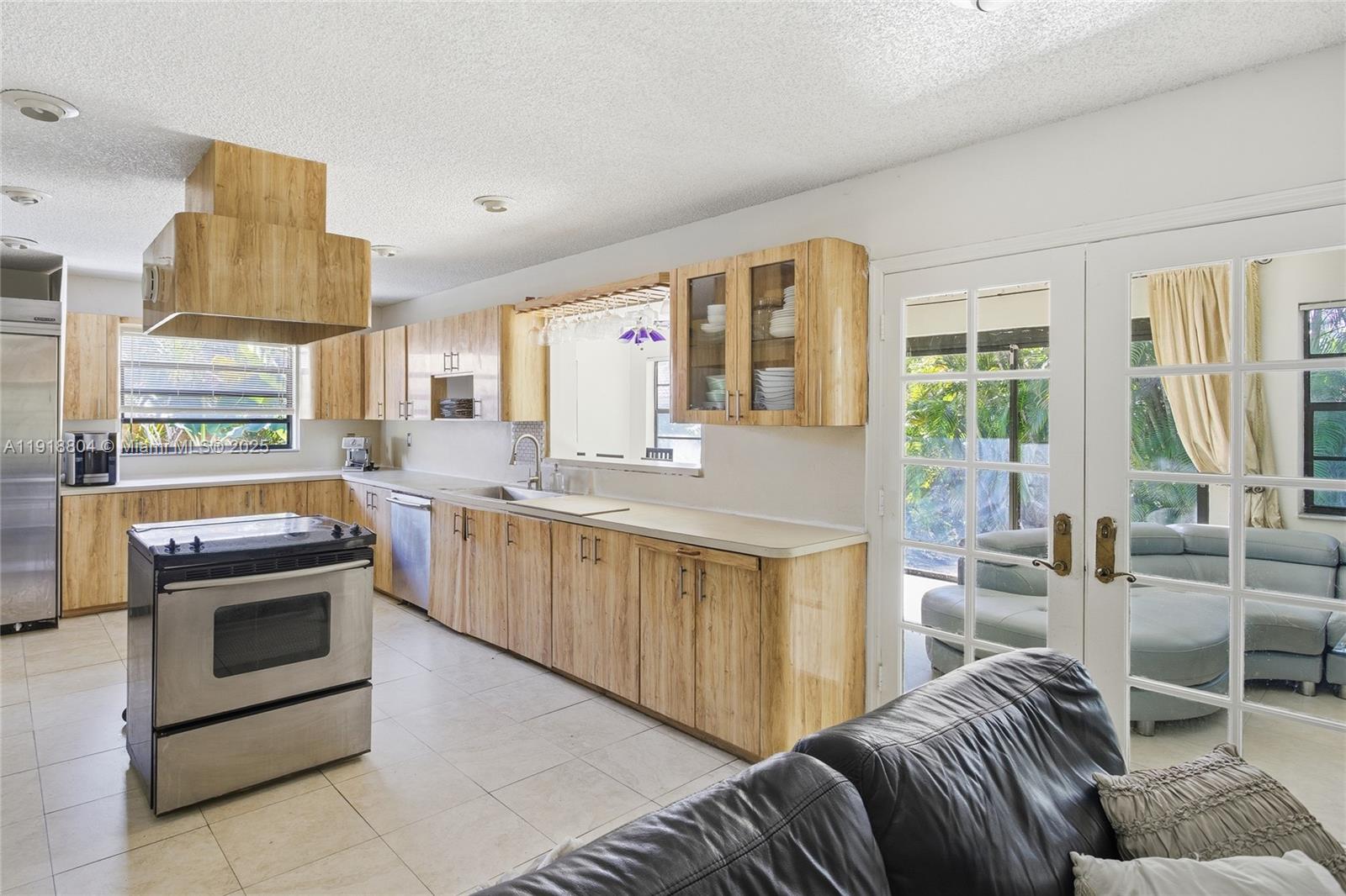 272 191st Ter Sunny Isles Beach, FL 33160