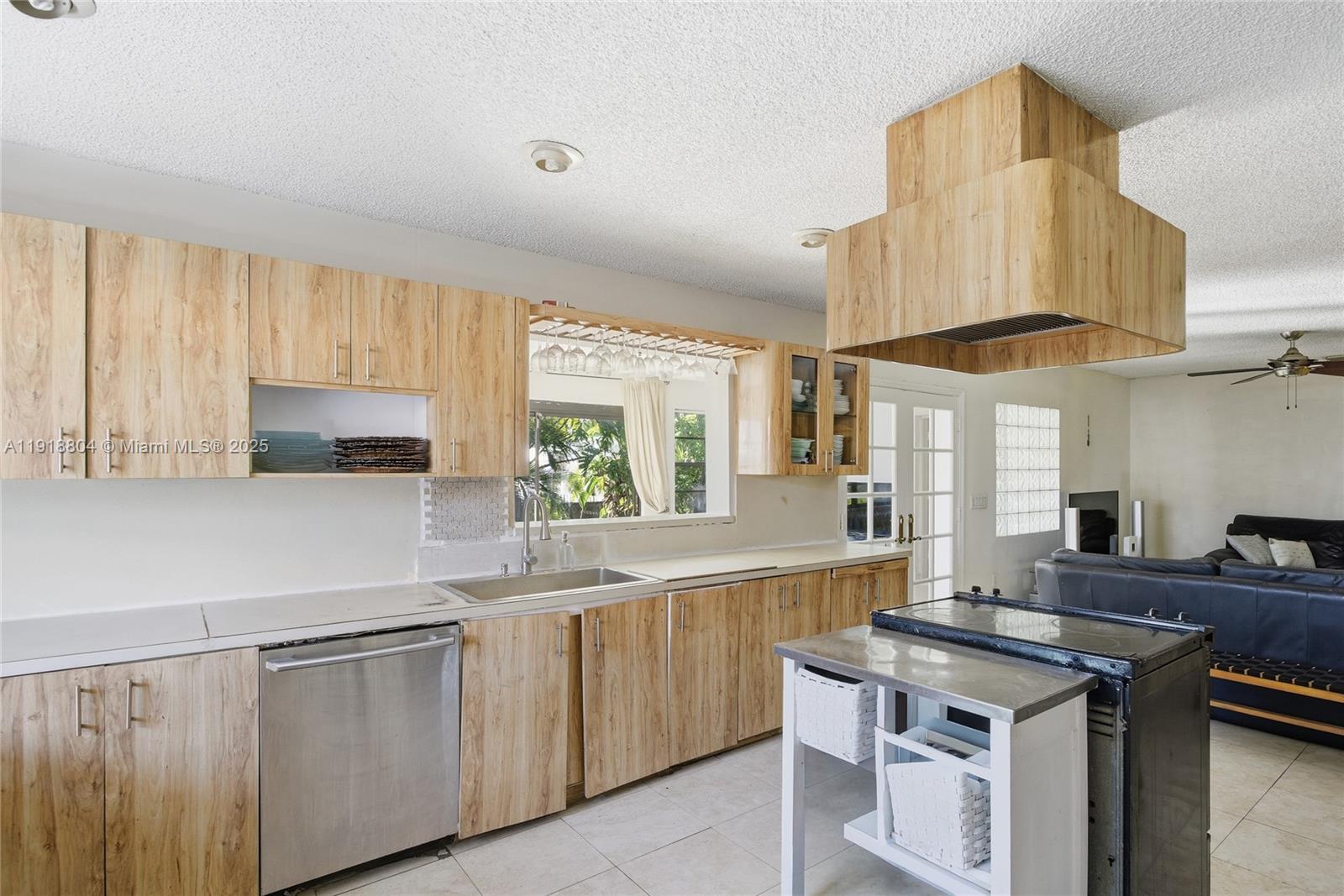 272 191st Ter Sunny Isles Beach, FL 33160