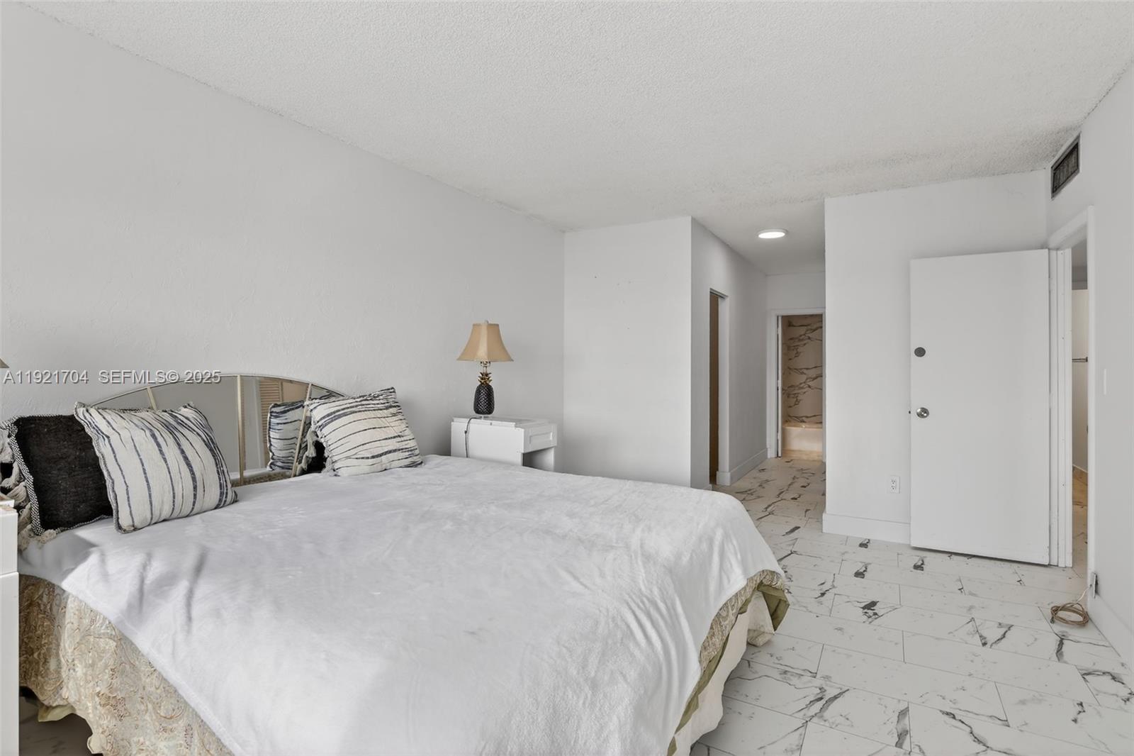 image Arlen House Condo32