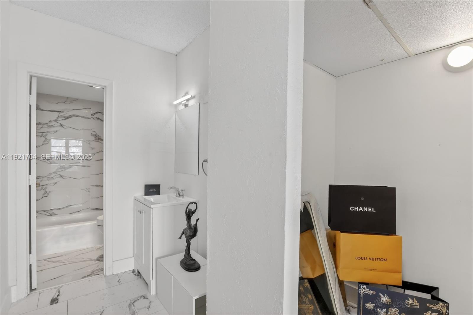 image Arlen House Condo35