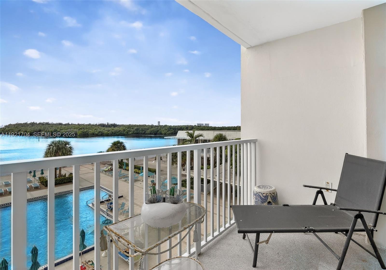 image Arlen House Condo3