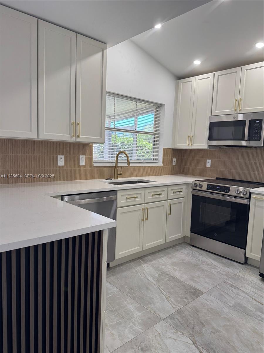 1090 SE 6th Ave Dania Beach, FL 33004