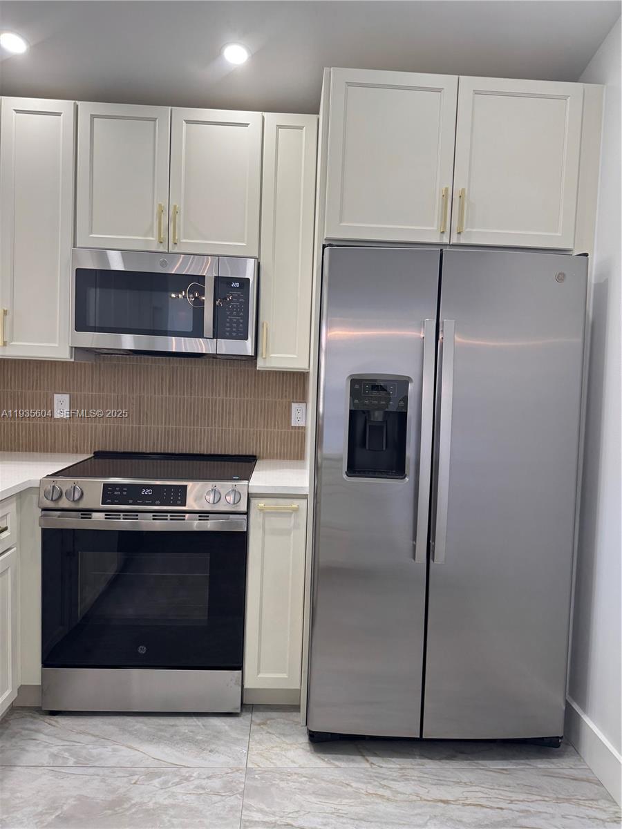 1090 SE 6th Ave Dania Beach, FL 33004