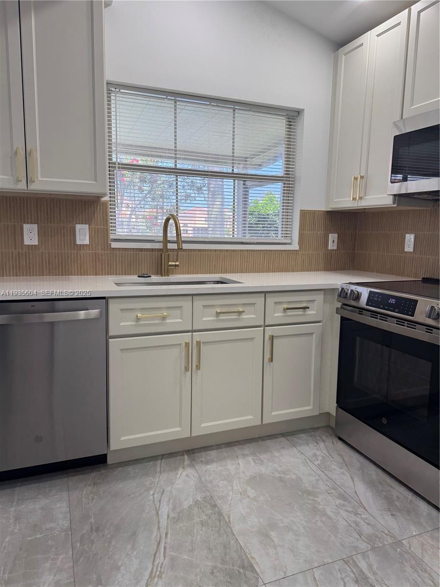 1090 SE 6th Ave Dania Beach, FL 33004