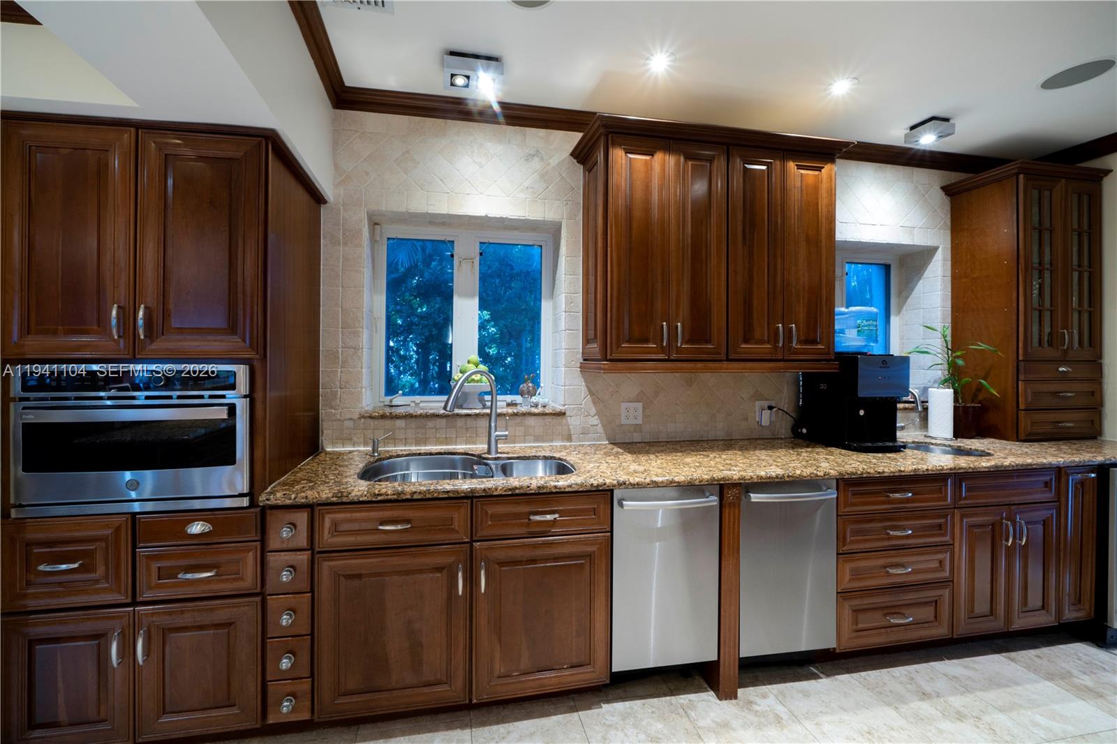 6465 Pine Tree Dr Cir Miami Beach, FL 33141