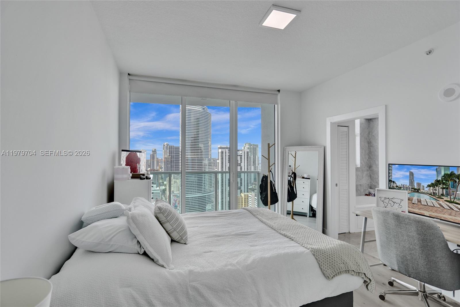 31 SE 5th St #4112 Miami, FL 33131