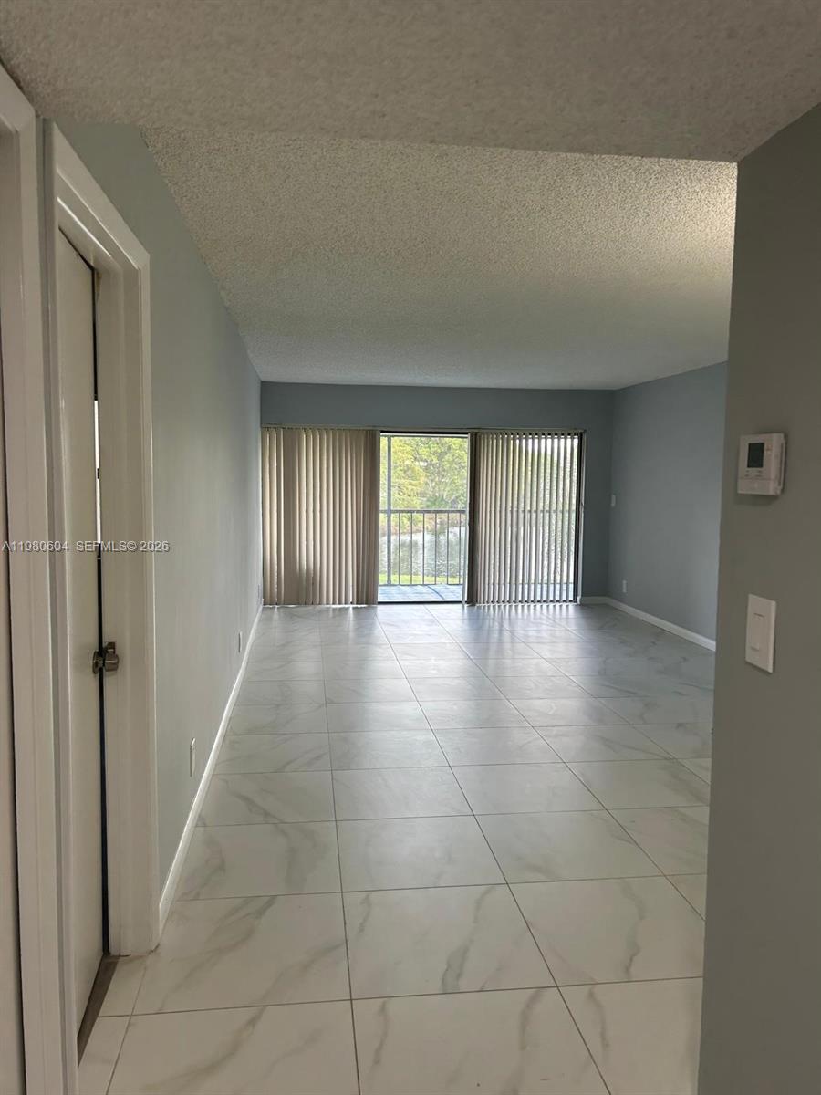 230 Lakeview Dr #209 Weston, FL 33326