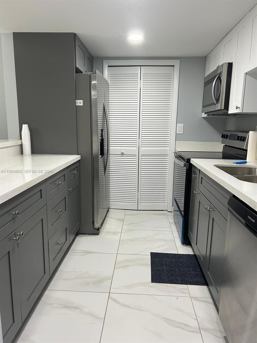 230 Lakeview Dr #209 Weston, FL 33326