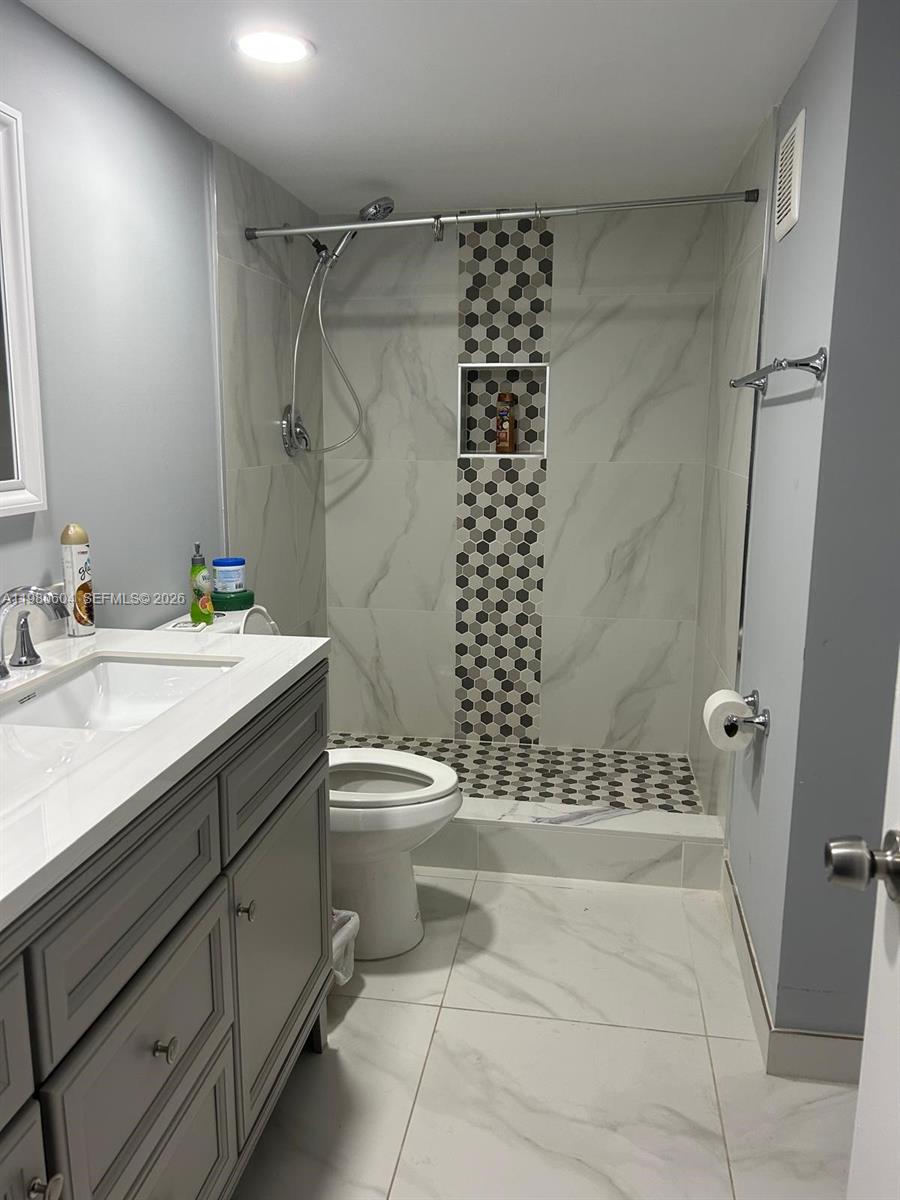 230 Lakeview Dr #209 Weston, FL 33326