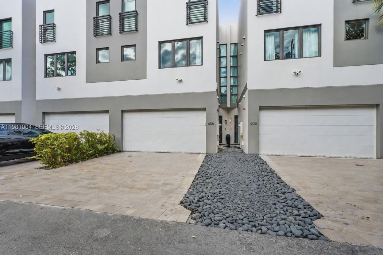 606 NE 14th Ave Fort Lauderdale, FL 33304