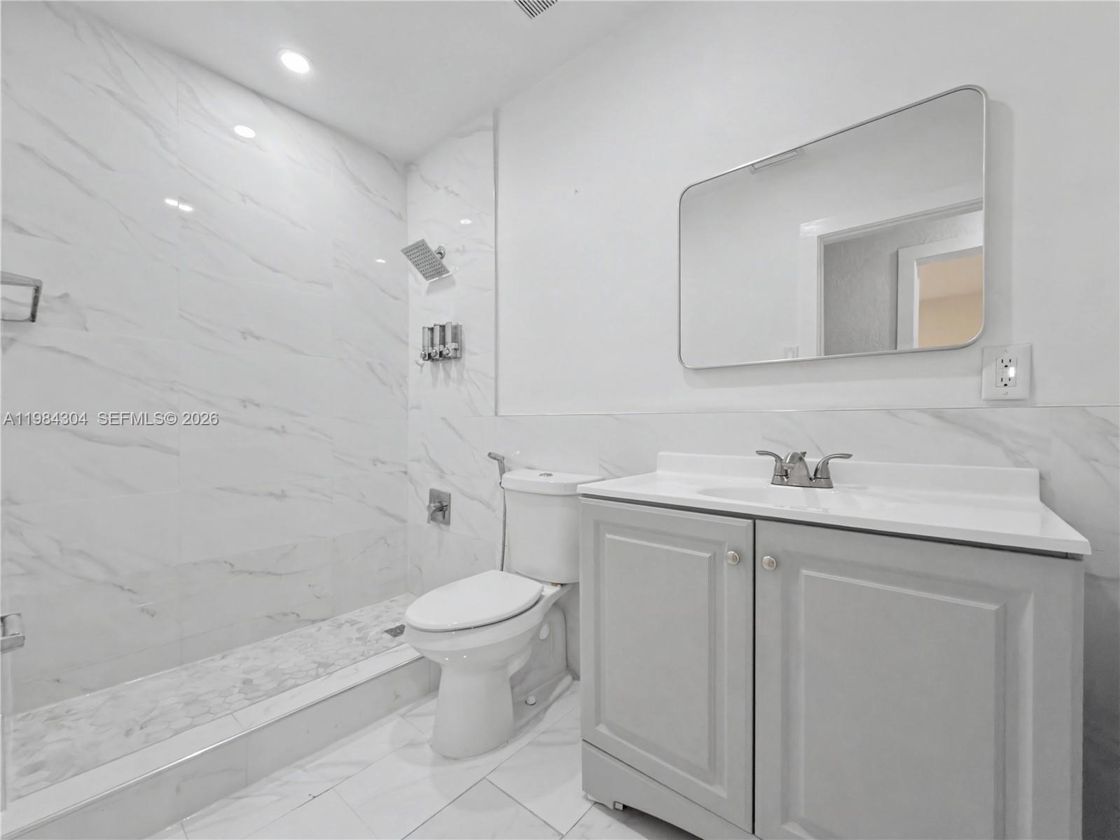 660 S Biscayne Riv Dr Miami, FL 33169