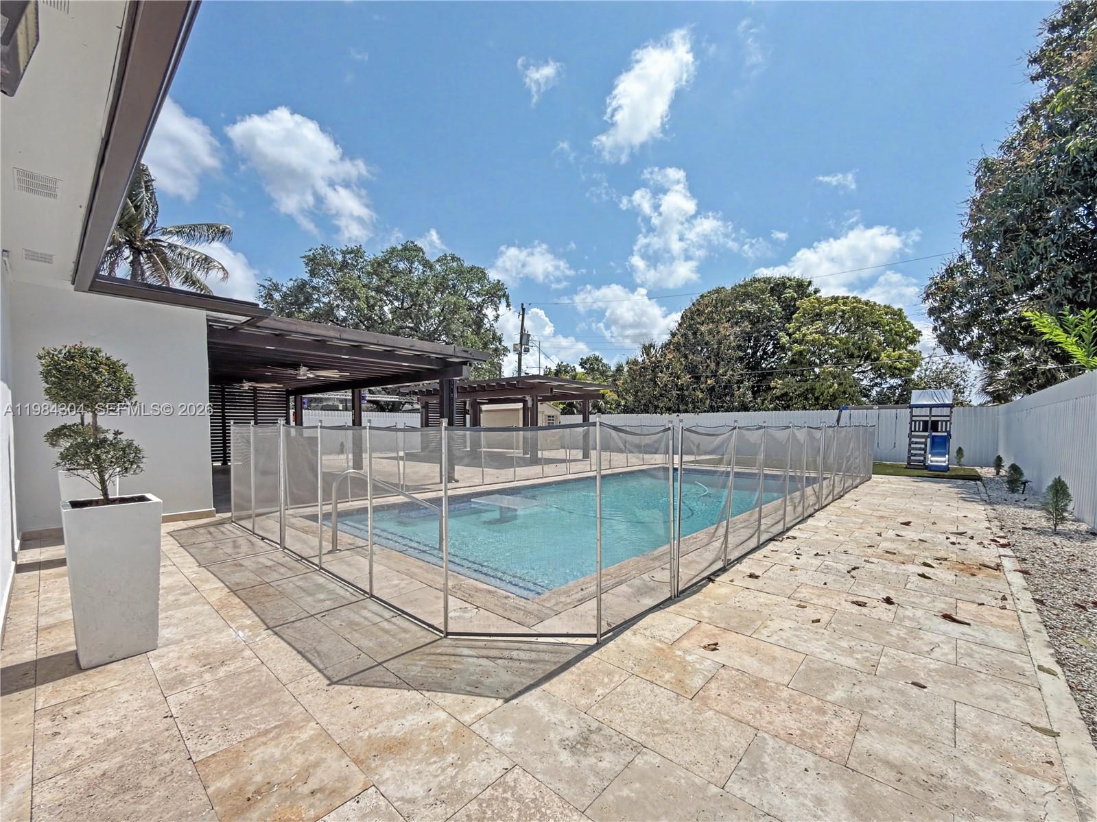 660 S Biscayne Riv Dr Miami, FL 33169