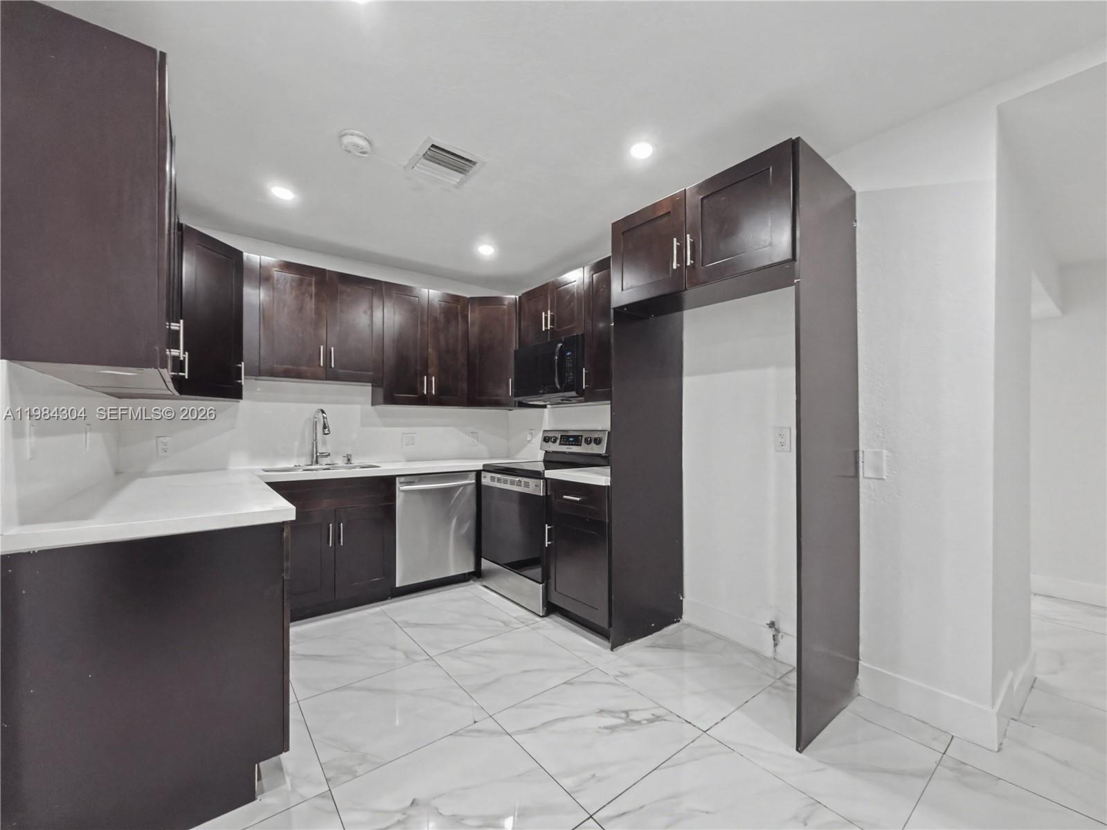 660 S Biscayne Riv Dr Miami, FL 33169