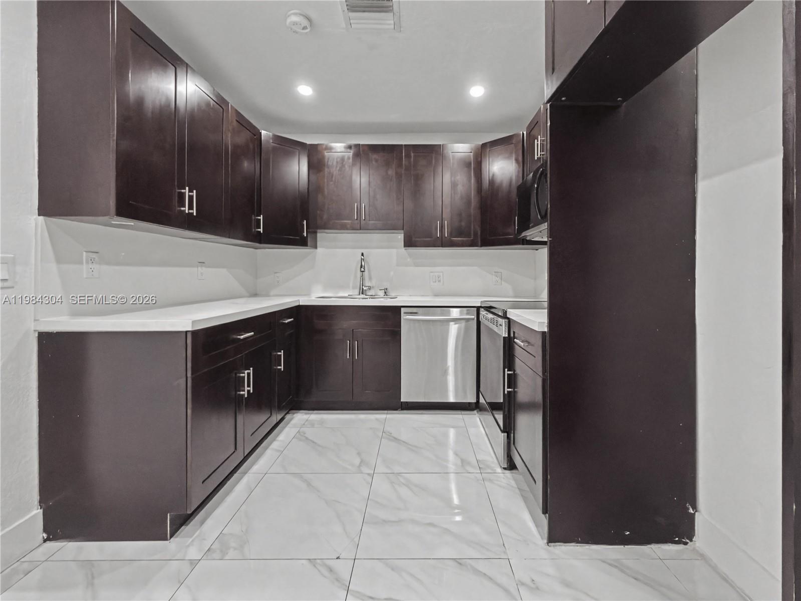 660 S Biscayne Riv Dr Miami, FL 33169