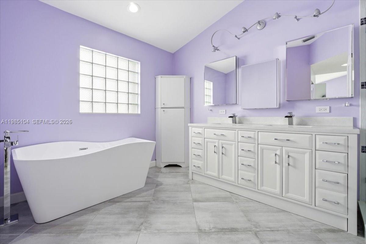 354 Bermuda Spgs Dr Weston, FL 33326