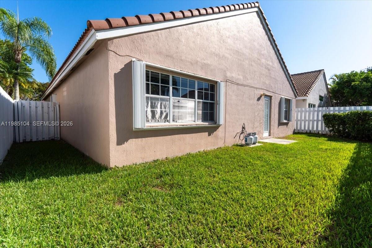 354 Bermuda Spgs Dr Weston, FL 33326