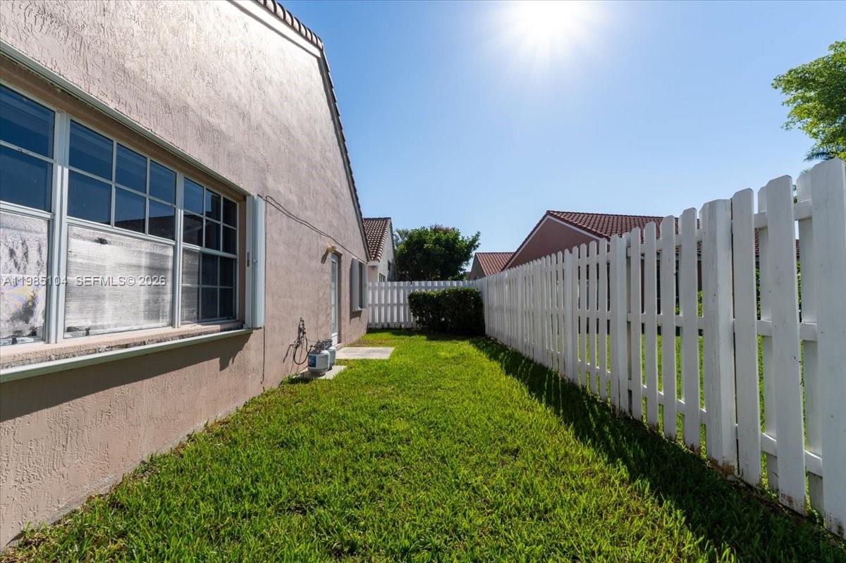 354 Bermuda Spgs Dr Weston, FL 33326