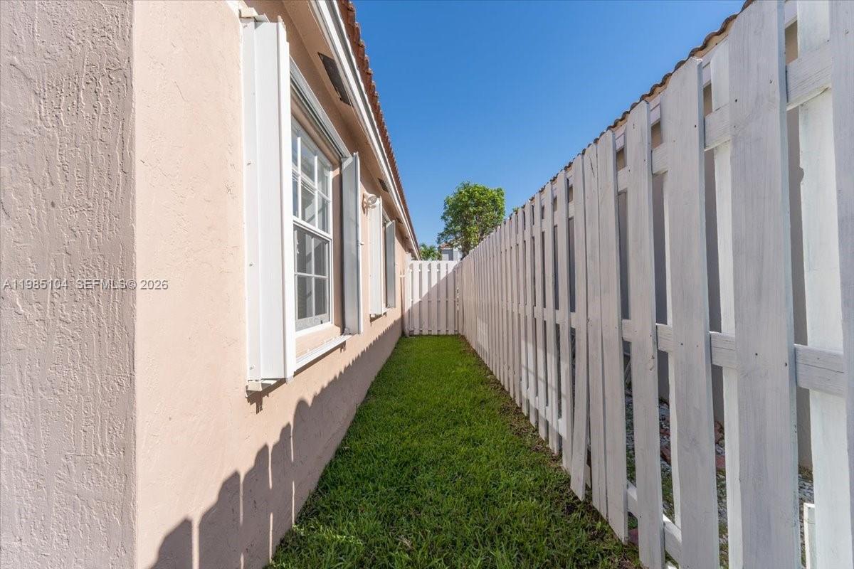 354 Bermuda Spgs Dr Weston, FL 33326